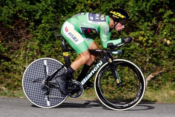 Primoz Roglic gana la contrarreloj de Pau y se enfunda la roja