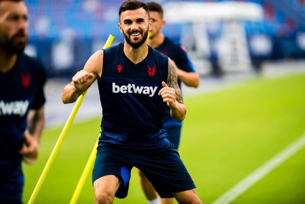Sadiku jugará cedido en el Málaga CF tras renovar con el Levante UD hasta 2021