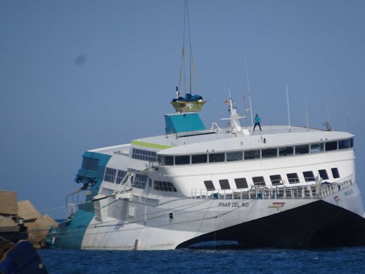 Baleària 'borra' su marca del ferry encallado en Dénia mientras sigue la extracción de enseres