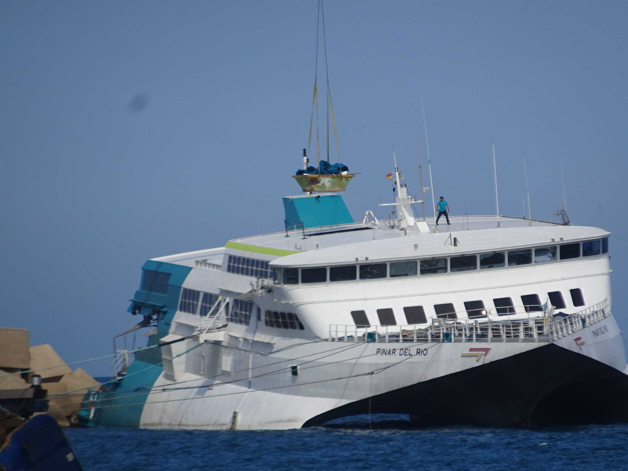 Baleària 'borra' su marca del ferry encallado en Dénia mientras sigue la extracción de enseres