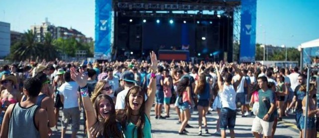 Generalitat y bancos colaboran en un nuevo Carnet Jove que amplíe los beneficios para los jóvenes