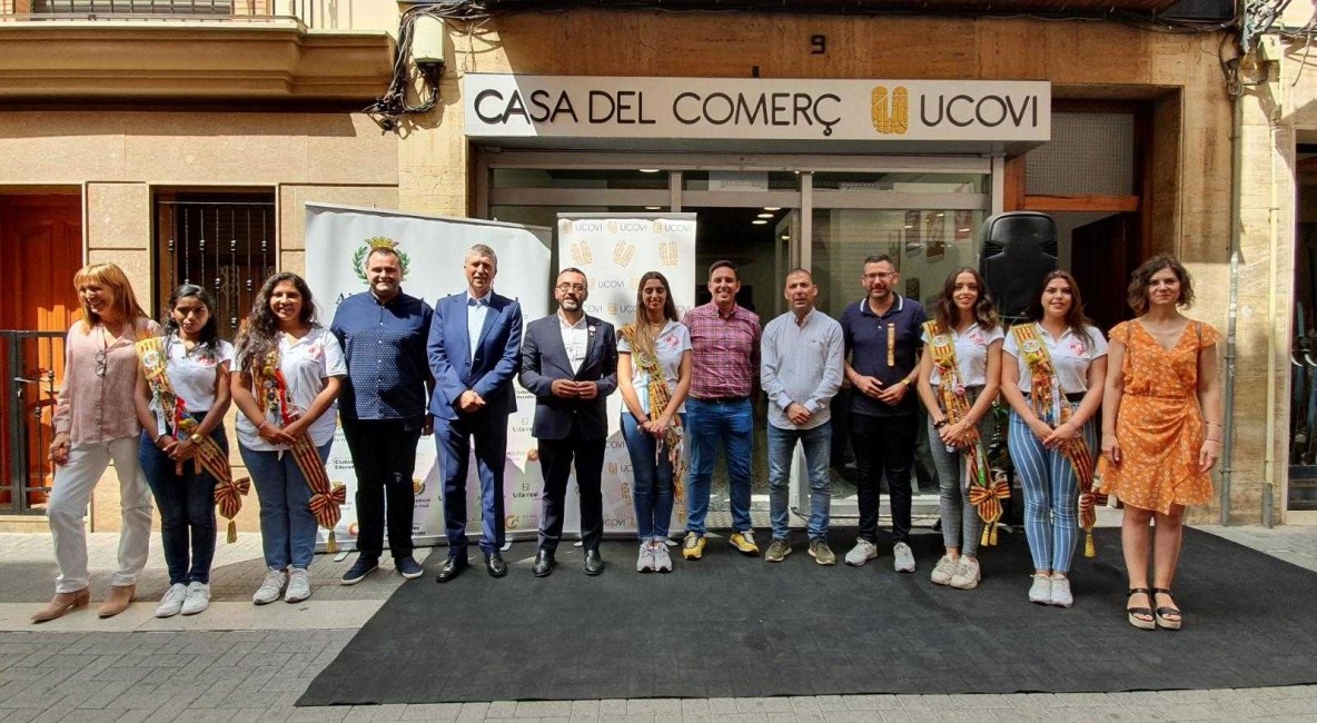 Autoridades autonómicas y locales, la reina y damas de honor de las fiestas de Vila-real posan junto a la nueva sede de Uvcovi, en la calle Sant Roc. - 