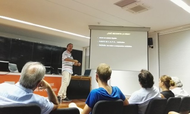 La nanotecnología, Darwin y la materia oscura protagonizan 'Divulgar la ciencia en el siglo XXI'