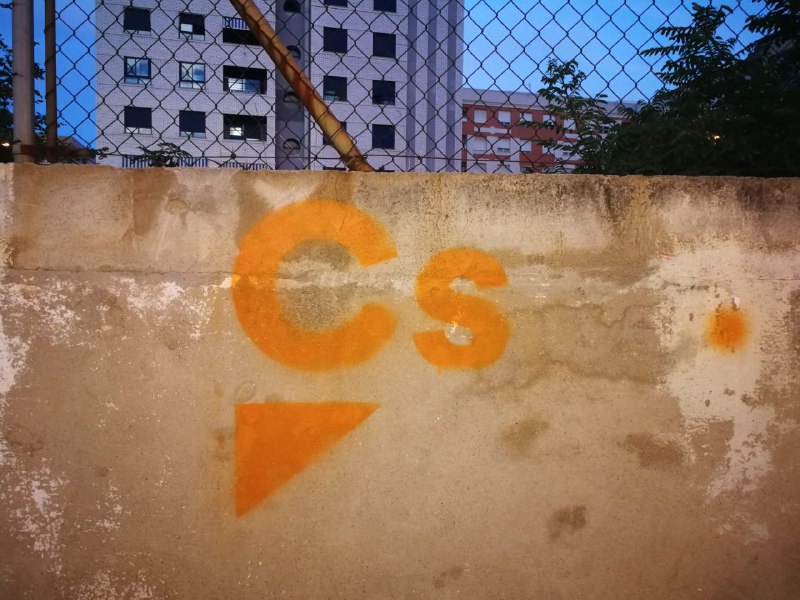Compromís denuncia que Cs incumple la ley electoral en Castelló con pintadas en la vía urbana