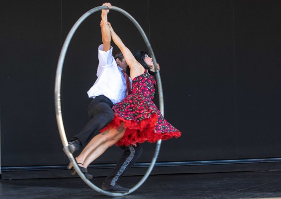 Malabares y trapecios para hacer barrio: ¿puede el circo salvar la vida vecinal en València?