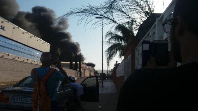 Veinte dotaciones de bomberos trabajan para atajar un incendio que afecta a dos naves en l'Alcudia