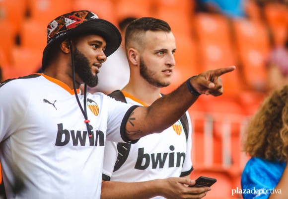 El Valencia CF distribuirá 65.000 botellas de agua y 33.000 gorras de LaLiga en Mestalla