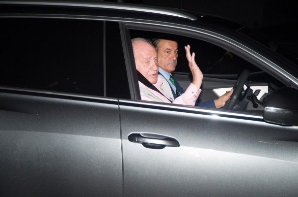 El Rey Juan Carlos recibe el alta y sale del hospital una semana después de su operación de corazón