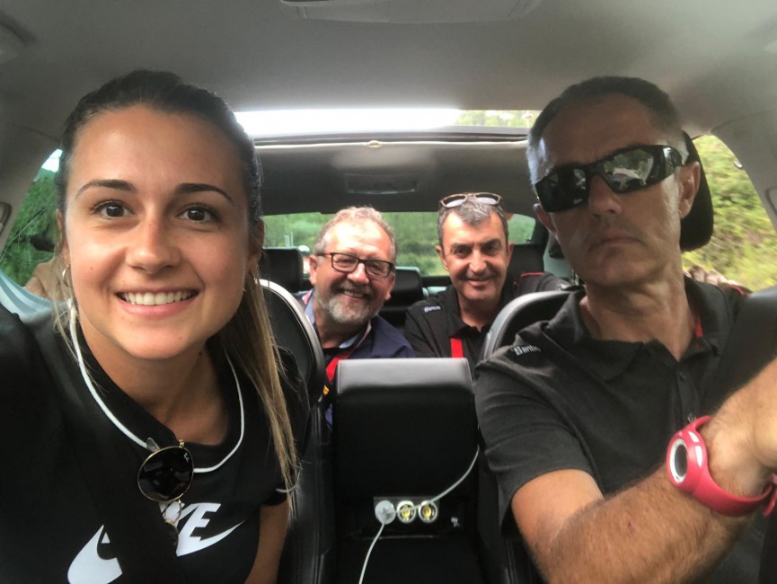 La diputada de Deportes, Tania Baños, el presidente provincial, José Martí, y el director de la prueba, Javier Guillén, siguieron la evolución de la etapa desde el coche de dirección. - 