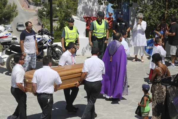Ibiza despide a Ángel Nieto en un emotivo funeral acompañado de 500 motos
