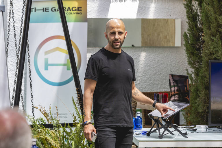 La 'startup' de intercambio de música Hello Demo ficha al consultor alcoyano Isra García
