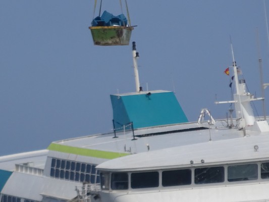 Baleària comienza a desmontar el ferry encallado ante la dificultad para reflotarlo