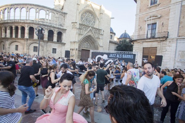'Jazz als barris' convierte la Plaza de la Virgen en una pista de baile swing