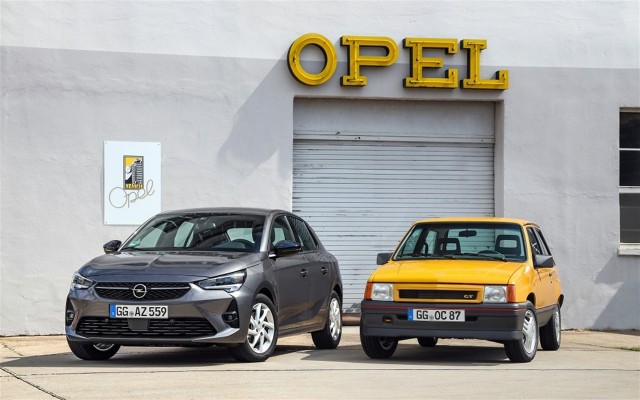 El nuevo Opel Corsa se encuentra con el Corsa GT de 1987 en el Salón del Aútomóvil de Frankfurt