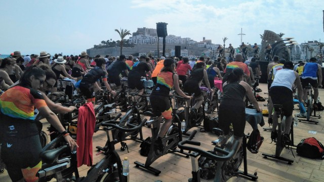 Deporte y solidaridad 'pedalean' juntos en el VIII Ciclo Indoor de Peñíscola