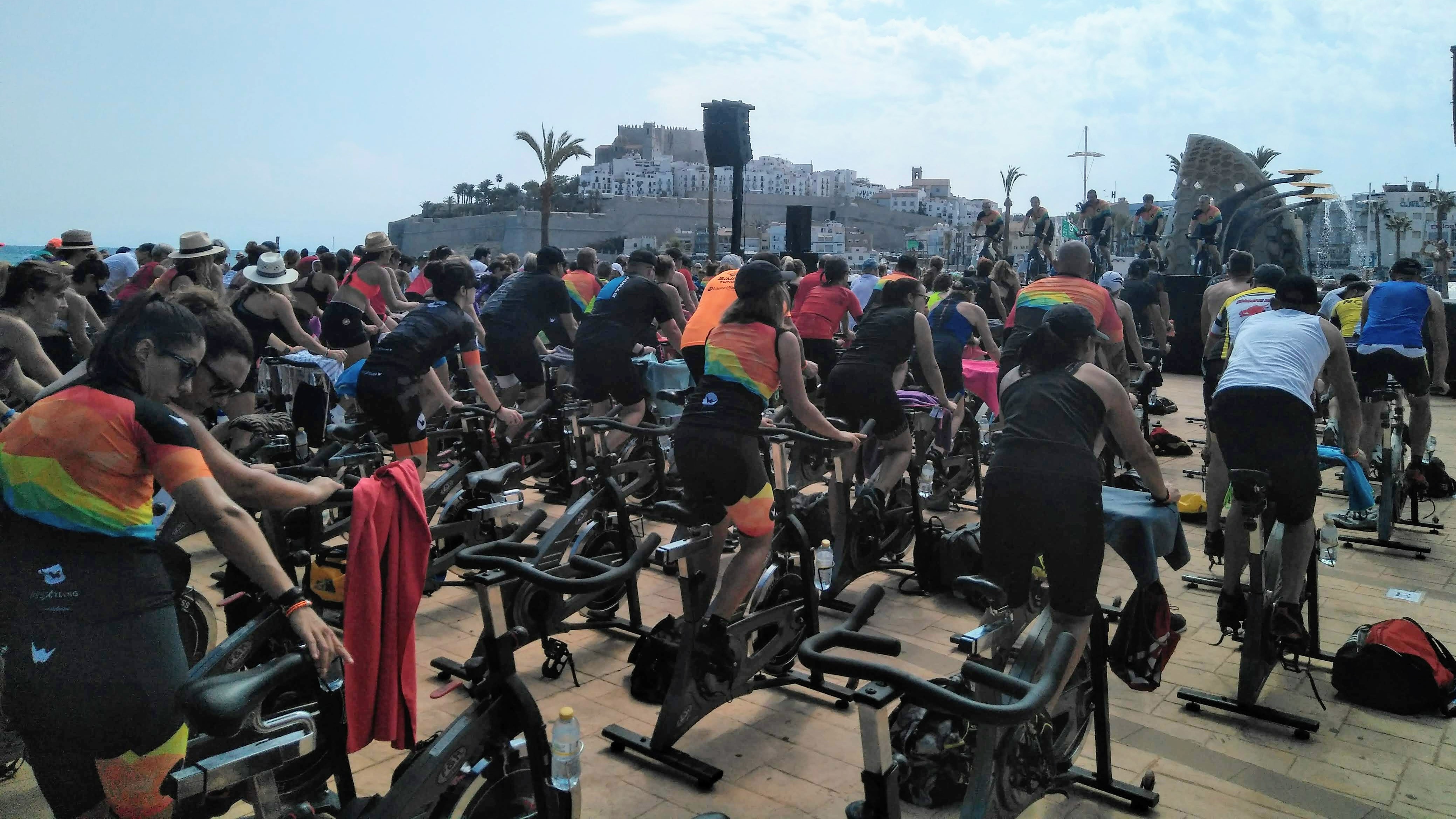 Deporte y solidaridad 'pedalean' juntos en el VIII Ciclo Indoor de Peñíscola