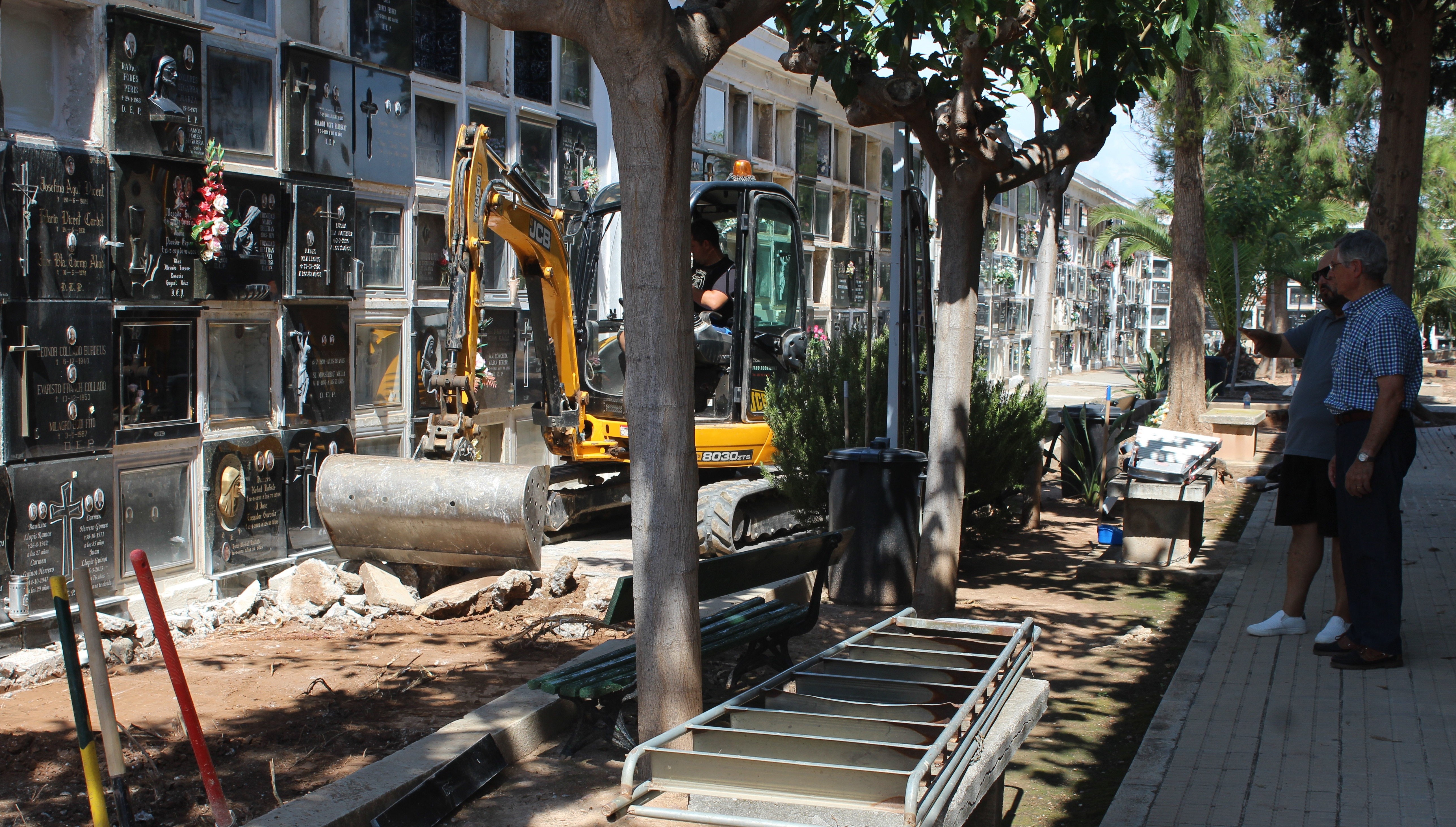 Borriana inicia las obras de reparación de las aceras del cementerio municipal 