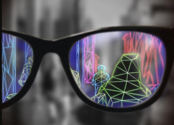 Diseñan unas gafas de realidad aumentada para que personas con baja visión se muevan mejor