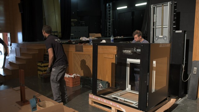 Vila-real instala una plataforma elevadora para hacer accesible el Auditori Músic Rafael Beltrán