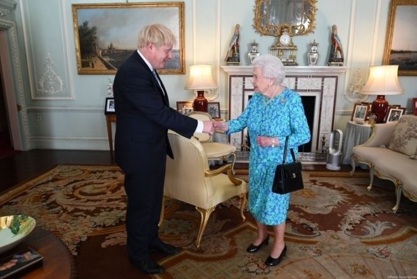 La reina Isabel II autoriza la suspensión del Parlamento hasta octubre solicitada por Johnson