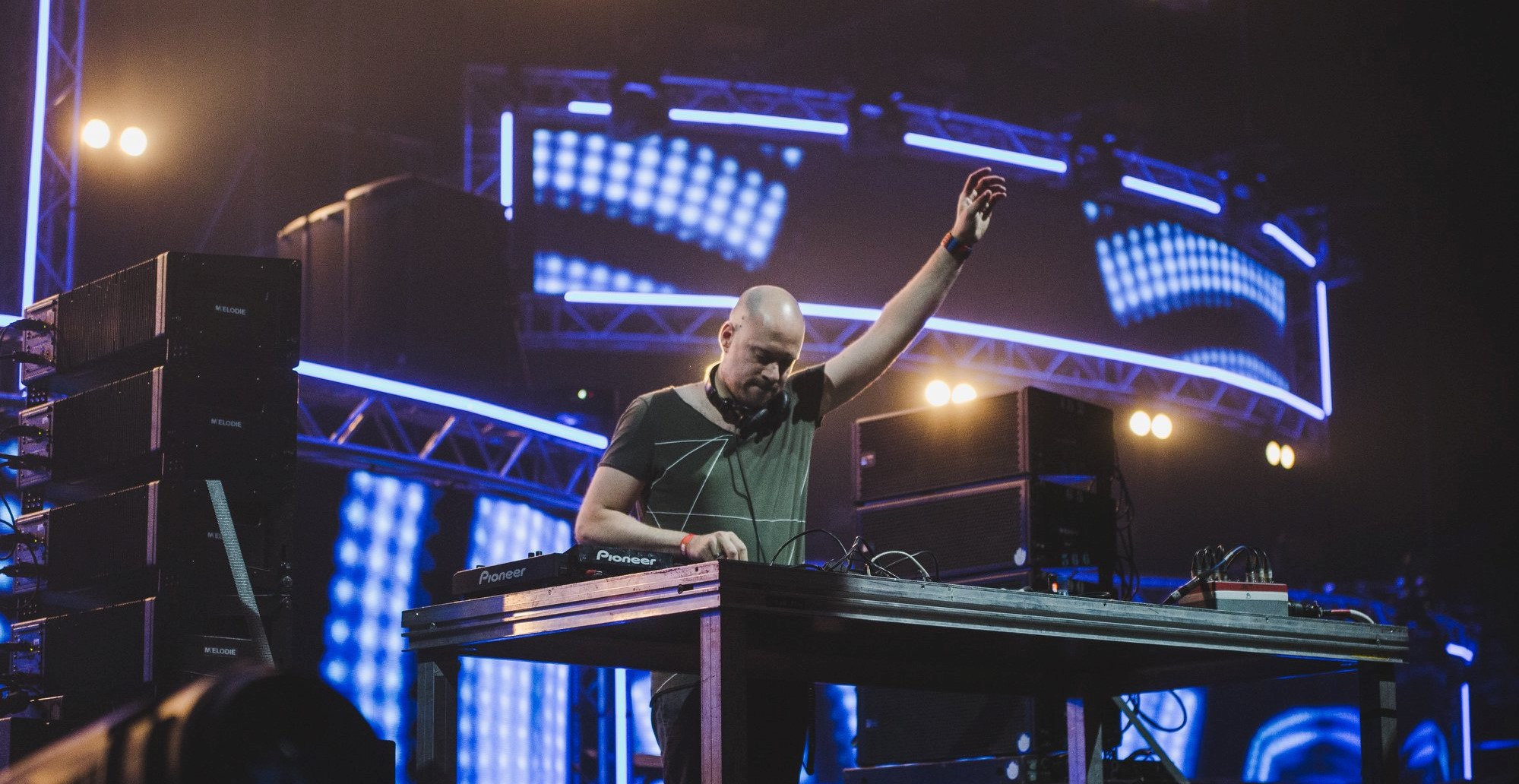 Love the Tuenti's se arma de nostalgia por el dance de los 2000 para atraer al público