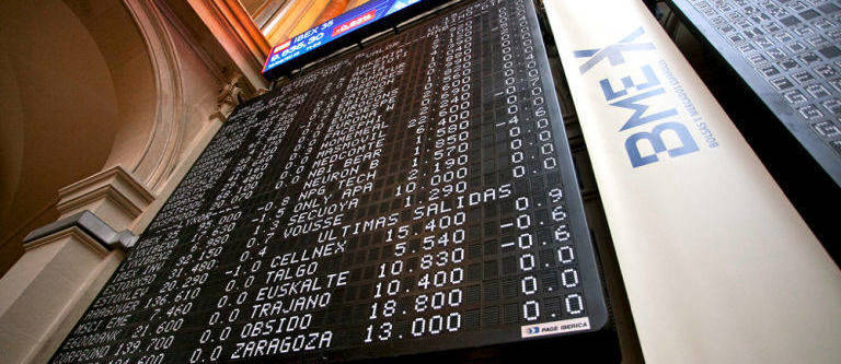 El Ibex 35 defiende los 8.700 puntos en la media sesión con un descenso del 0,14%