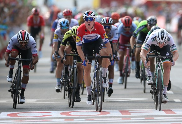 Jakobsen gana el pulso a Bennett en un ajustado esprint y Roche sigue líder
