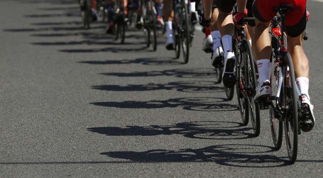 El paso de La Vuelta por Alicante deja sanciones por arrojar desperdicios y conducción temeraria 