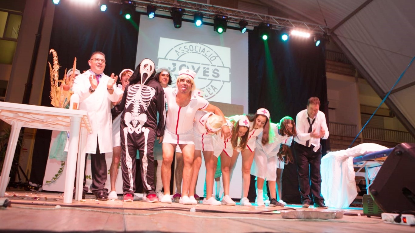 Vall d’Alba disfruta de su
noche más divertida con su
particular recreación de 'Tu cara me suena'