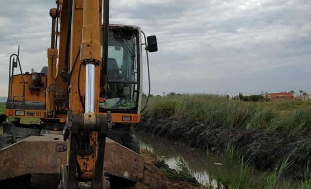 Xilxes limpia las acequias para mantener en condiciones los principales desagües del municipio