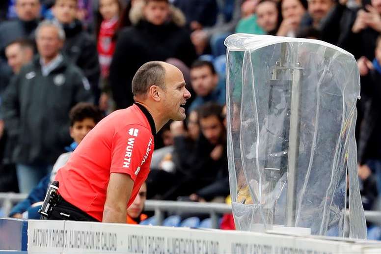 Mateu Lahoz explica las nuevas normas arbitrales al Villarreal a petición de los jugadores