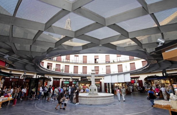 Vendedores del mercadillo dominical del Mercado Central presentan 3.000 firmas para seguir con su actividad