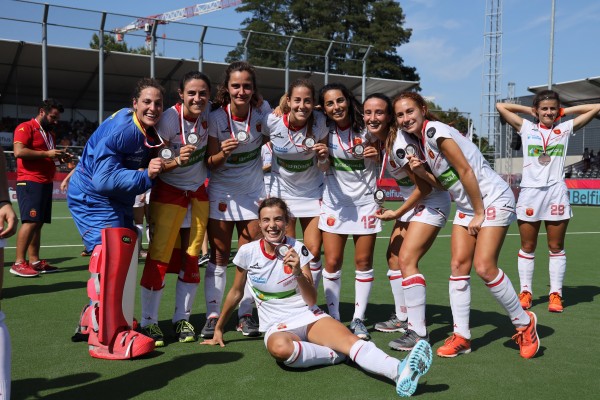 Lola Riera se cuelga la medalla de bronce del campeonato de Europa