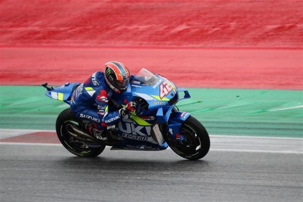 Rins piensa en la victoria, Márquez en el título en día de pleno español

