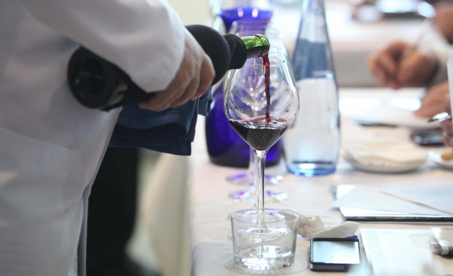 Vino, aceite, mermelada y cervezas, entre los regalos estivales a los miembros del Consell