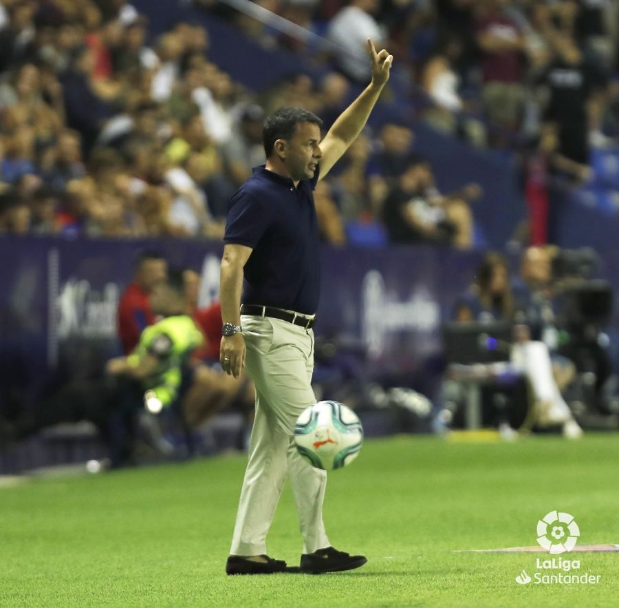 En cinco minutos el árbitro ha decidido tener protagonismo y ha hecho que el Levante se ponga por delante