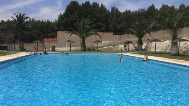 Cierran la piscina municipal de Cárrica, en Segorbe, por la presencia de heces en el agua 