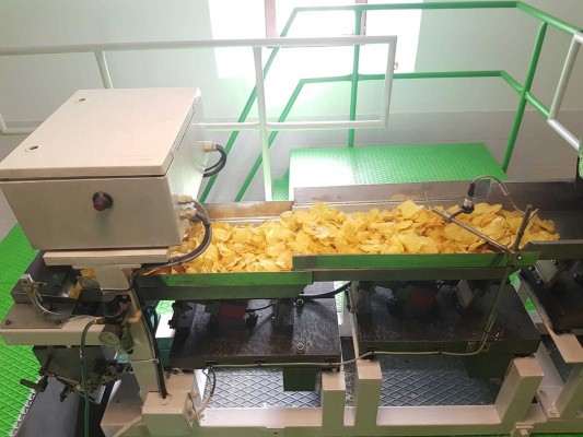 Negocios empeñados en fijar la población local
