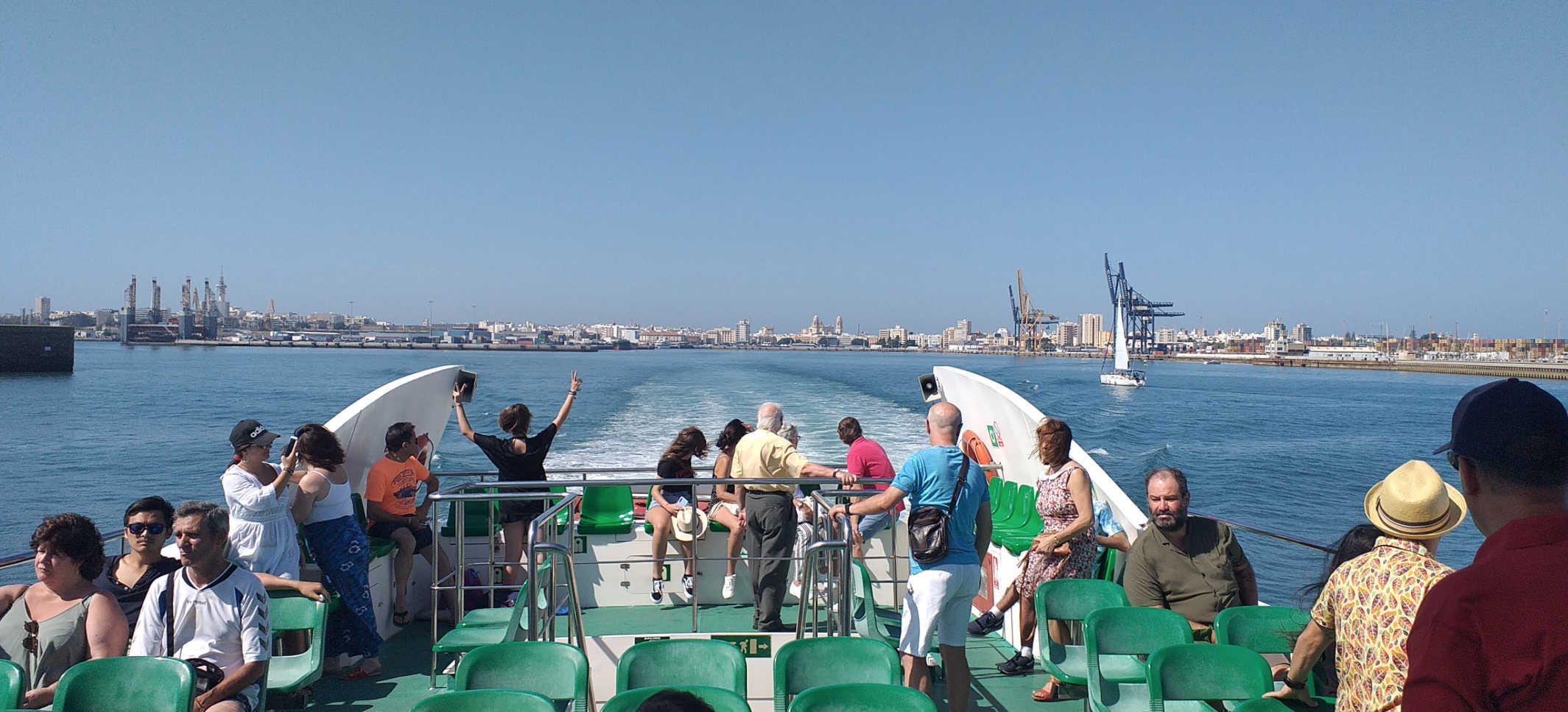 Pasajeros de un catamarán observan la bahía de Cádiz este mes - 
