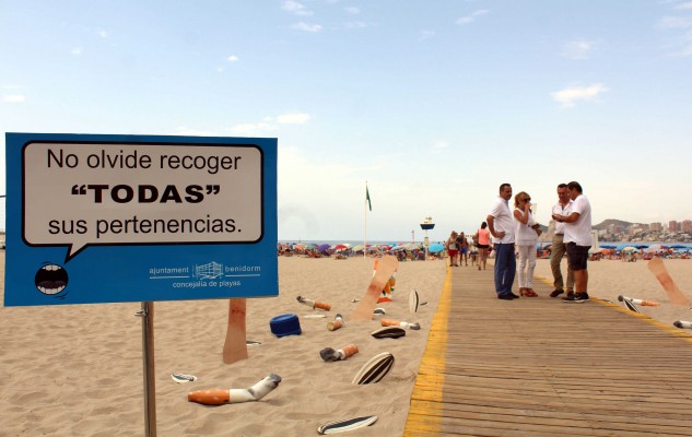 Pipas y colillas a gran escala para concienciar a los turistas de Benidorm
