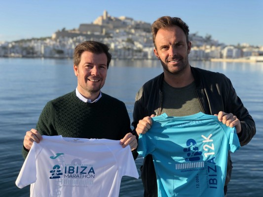 El Ibiza Marathon hace entrega de la aportación benéfica a su entidad solidaria Proyecto Juntos