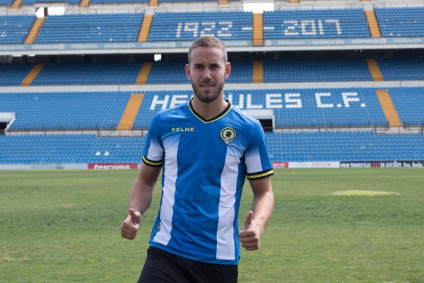Así luce Carlos Fernández de blanquiazul