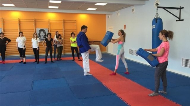 Benicàssim programa un taller de defensa personal gratuito en la playa del Heliópolis
