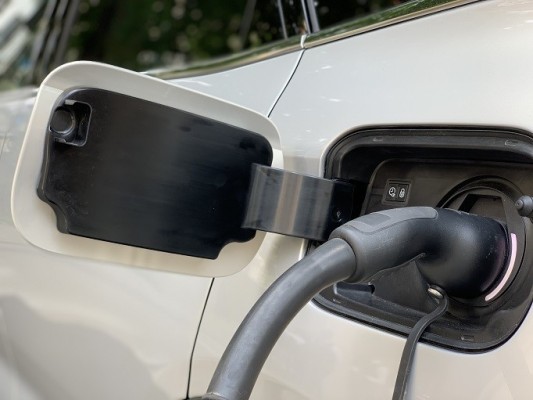 Asegurar el cable de carga y la asistencia en carretera, aspectos clave en pólizas de coches eléctricos