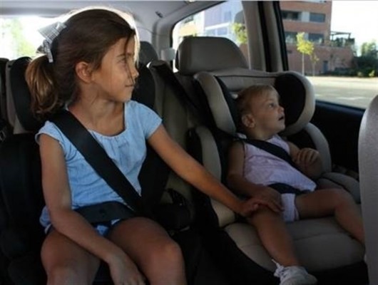 Planificar la ruta, revisar el vehículo y los sistemas de seguridad, consejos a la hora de viajar con niños en coche