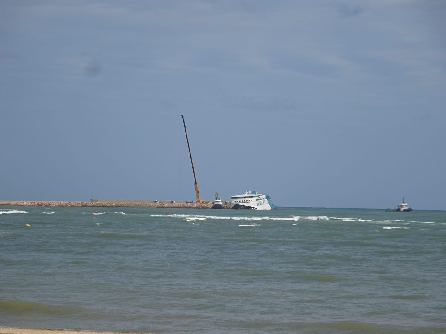Se inician los trabajos para descargar los vehículos del ferry encallado en Dénia
