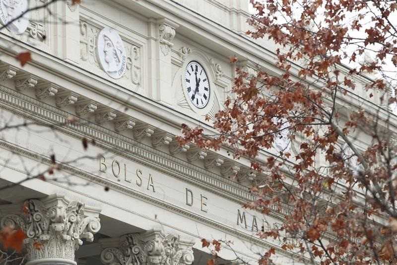  El Ibex 35 se acerca a los 8.700 puntos en la media sesión, con una subida del 0,84%