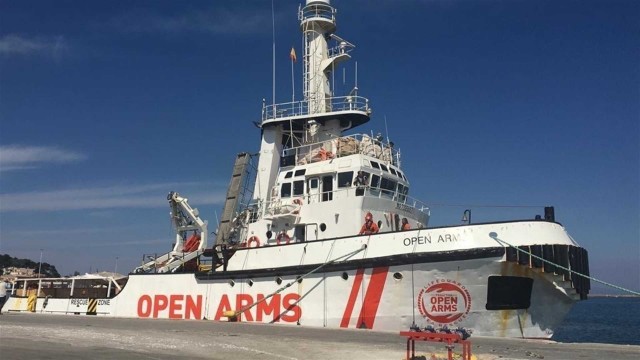 Los migrantes desembarcan en Lampedusa y el Open Arms quedará retenido 15 días