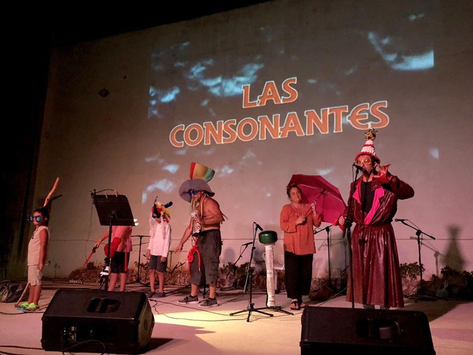 70 mini actuacions sobre una catifa: la XXIV edició de Flexió Verbal es queda sense plaça ni escenari