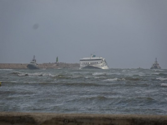Baleària estabiliza el ferry encallado en Dénia pero aplaza el rescate por el temporal marítimo